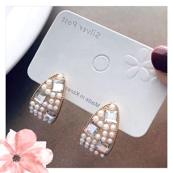 Crystal and Sim Pearl Curved Studs Chic Wedding Party Date Minimalist - Picture 5 of 7